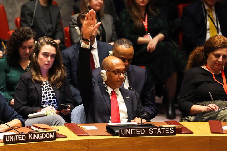 El Representante Alterno de Estados Unidos para Asuntos Políticos Especiales ante las Naciones Unidas Robert A. Wood vota en contra de exigir el cese del fuego en Gaza (Photo by Charly TRIBALLEAU / AFP)