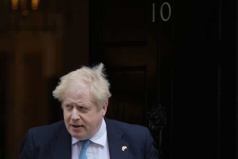 El primer ministro británico, Boris Johnson, sale de sus oficinas en el número 10 de Downing Street hacia la Cámara de los Comunes, en Londres, el 23 de marzo de 2022. 