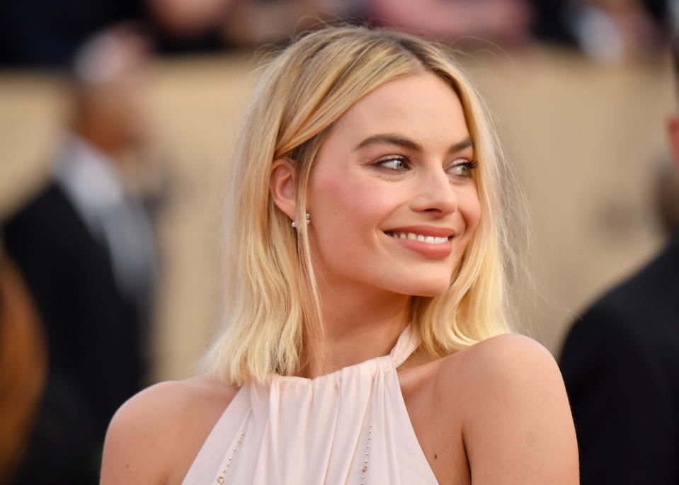 <p>Margot Robbie looked dreamy with clean makeup and a beautiful blond bob cut. To copy her look, use a flat iron — roughly 1 inch up from ends — to create a slight bend. Finish with a nude lipstick such as <a rel="nofollow noopener" href="https://notecosmetics.com/products/mattemoist-lipgloss?variant=21962815175" target="_blank" data-ylk="slk:Note Cosmetics MatteMoist Lipgloss in 412;elm:context_link;itc:0;sec:content-canvas" class="link ">Note Cosmetics MatteMoist Lipgloss in 412</a>. (Photo: Getty Images) </p>