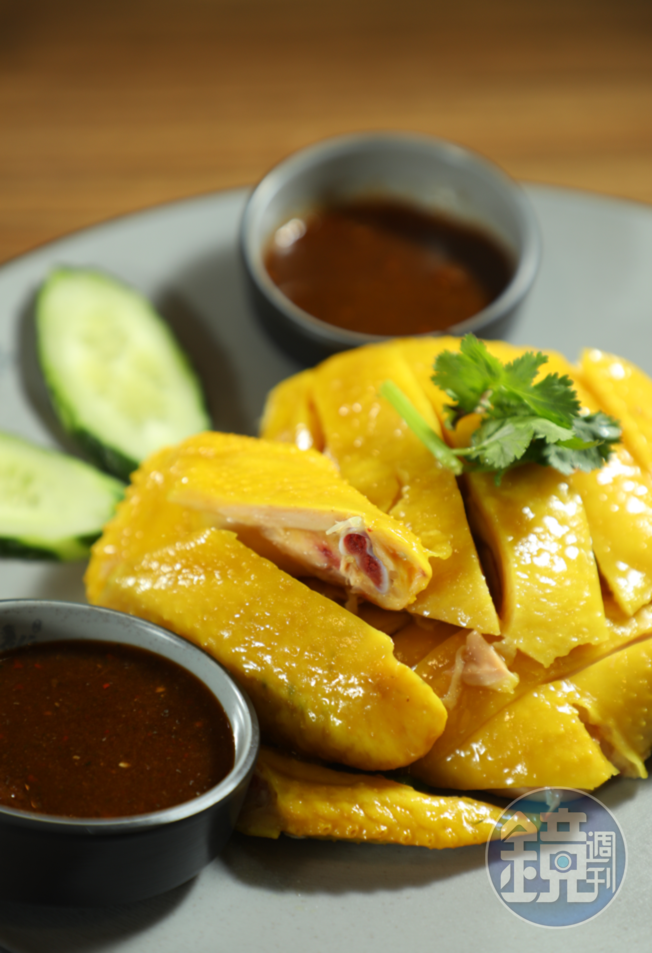 點「招牌去骨泰式海南雞飯」套餐最划算，可以吃到半隻海南雞，還附上兩碗口感鬆爽的雞油飯。（港幣195元2人餐）