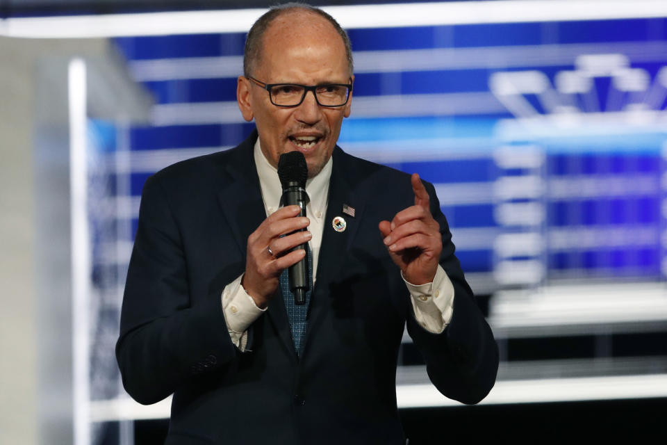 ARCHIVO - En esta fotografía de archivo del 20 de noviembre de 2019, el presidente del Comité Nacional Demócrata, Tom Perez, hace uso de la palabra antes de un debate con vistas a una elección primaria demócrata en Atlanta. (AP Foto/John Bazemore)