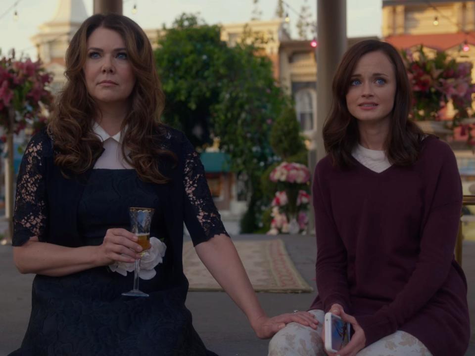 Lauren Graham as Lorelai Gilmore and Alexis Bledel as Rory Gilmore in the finale of "Gilmore GIrls: A Year in the Life"