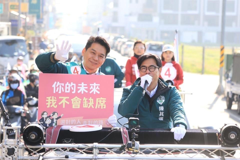 陳其邁選前一週加強輔選力道，陪同李柏毅車掃拉票。（翻攝自李柏毅 拚搏未來臉書）