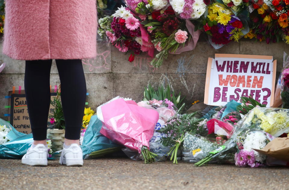 Blumen an der Gedenkstelle in Clapham Common Bandstand nach der Entführung und dem Mord an Sarah Everard in London