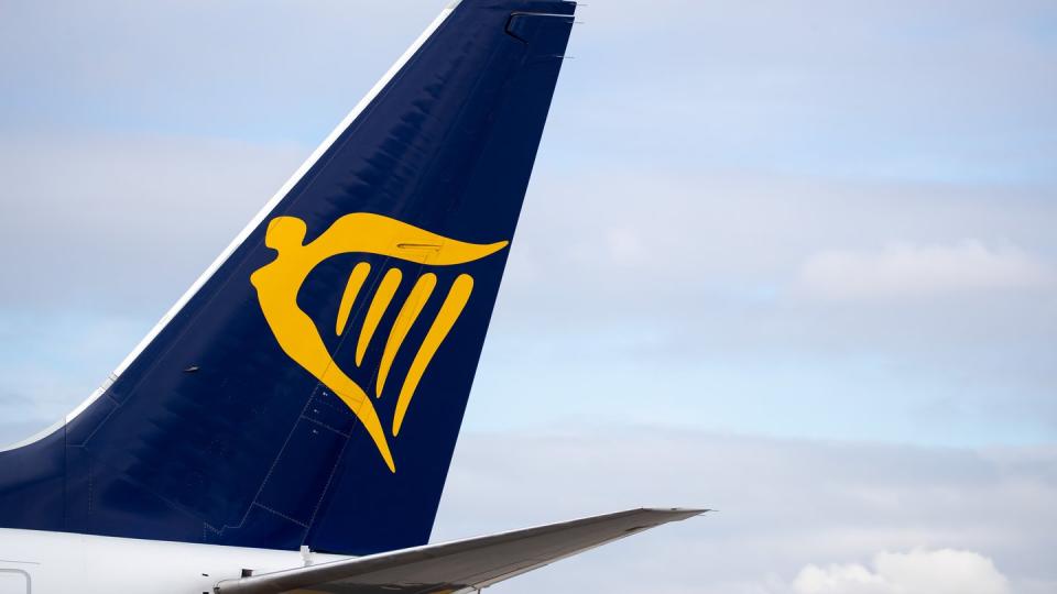 Heckflosse eines Linienflugzeugs der Fluggesellschaft Ryanair.