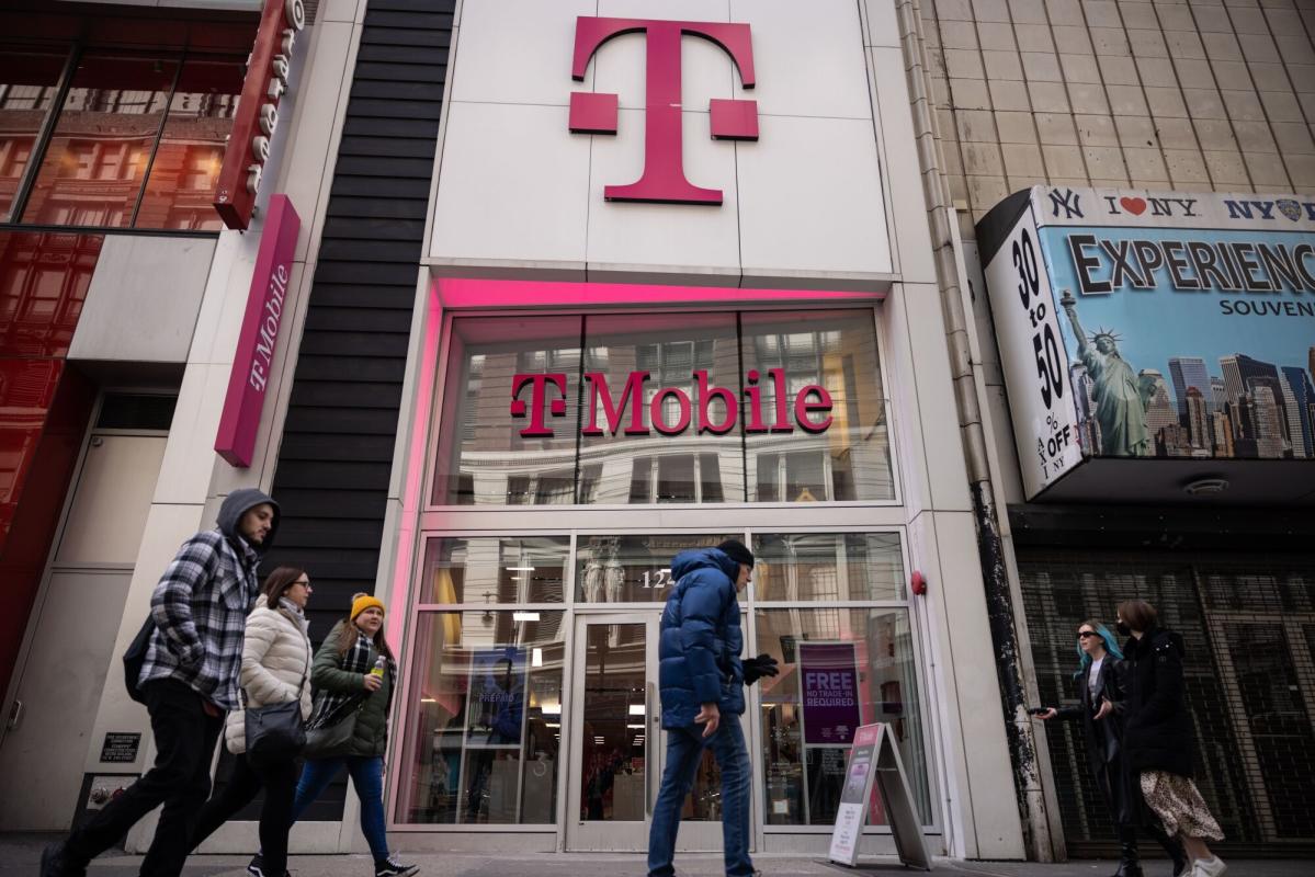T-Mobile Glitch Showed Customer Data to Wrong Account Holders thumbnail