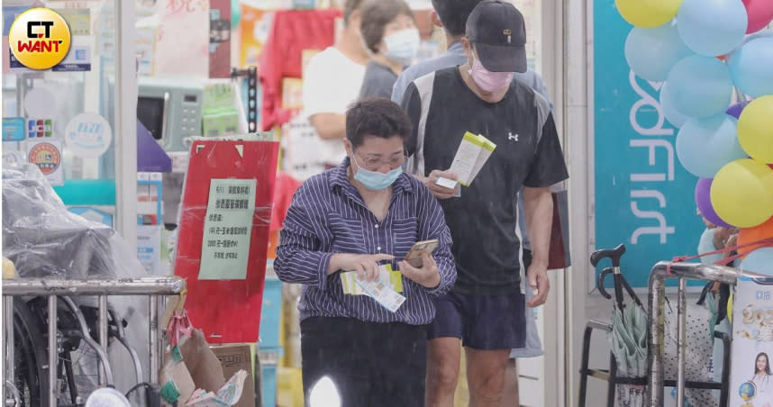 儘管唾液試劑每劑要賣175元，比實名制快篩100元貴，但是首款唾液試劑開賣，還是吸引許多家長爭搶，希望家中小孩免受戳鼻之苦。（圖／趙文彬攝）