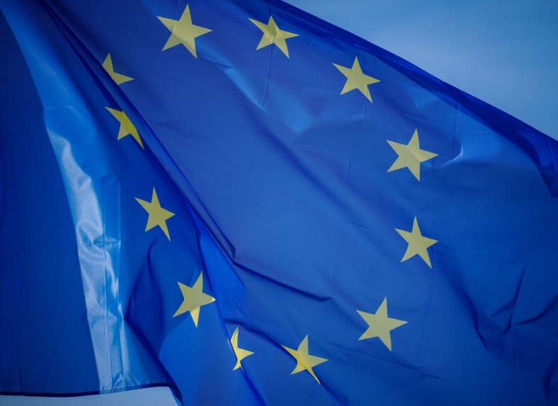 The flag of the European Union flies outside the chateau in Versailles. Kay Nietfeld/dpa