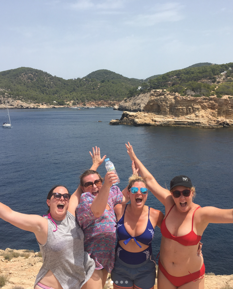 Amy Schumer macht mit Freundinnen Urlaub in Spanien. (Bild: Instagram/Amy Schumer)