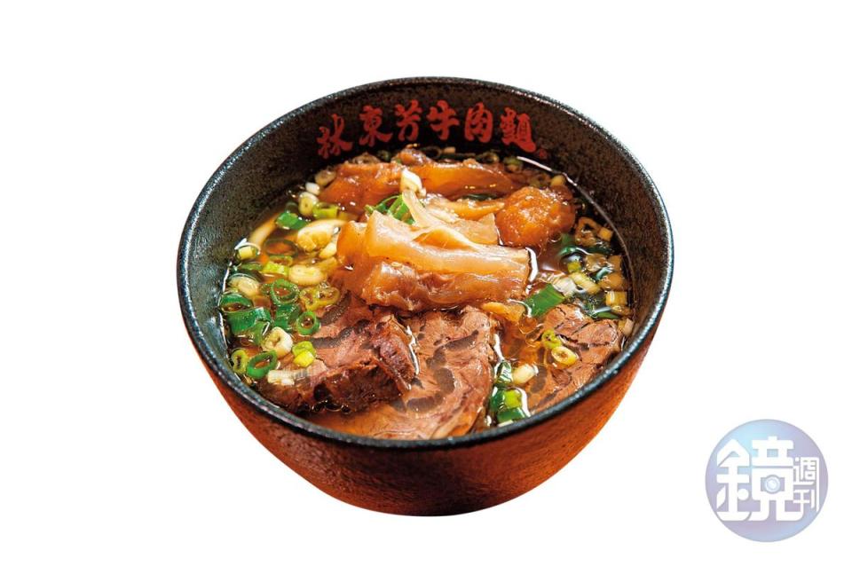 林東芳的半筋半肉麵，主打大塊牛肉，濃郁湯頭沒有藥膳的苦澀，是大受歡迎的招牌料理。（270元／大碗）
