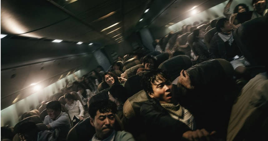 《緊急迫降》講述一台載滿了乘客的長途客機，在2萬8千英尺的高空上遭遇恐怖生化攻擊。（圖／車庫）