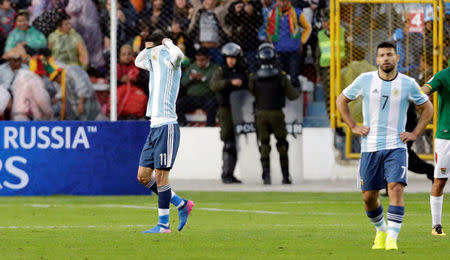 Foto del martes de los futbolistas de Argentina Angel Di Maria (I) and Sergio Agüero reaccionando tras la derrota 2-0 ante Bolivia en La Paz. 28/3/17. La selección de fútbol de Bolivia aprovechó el martes el golpe anímico que sufrió Argentina por la suspensión de su astro Lionel Messi y le ganó 2-0 en La Paz por la eliminatoria sudamericana para el Mundial 2018. REUTERS/David Mercado