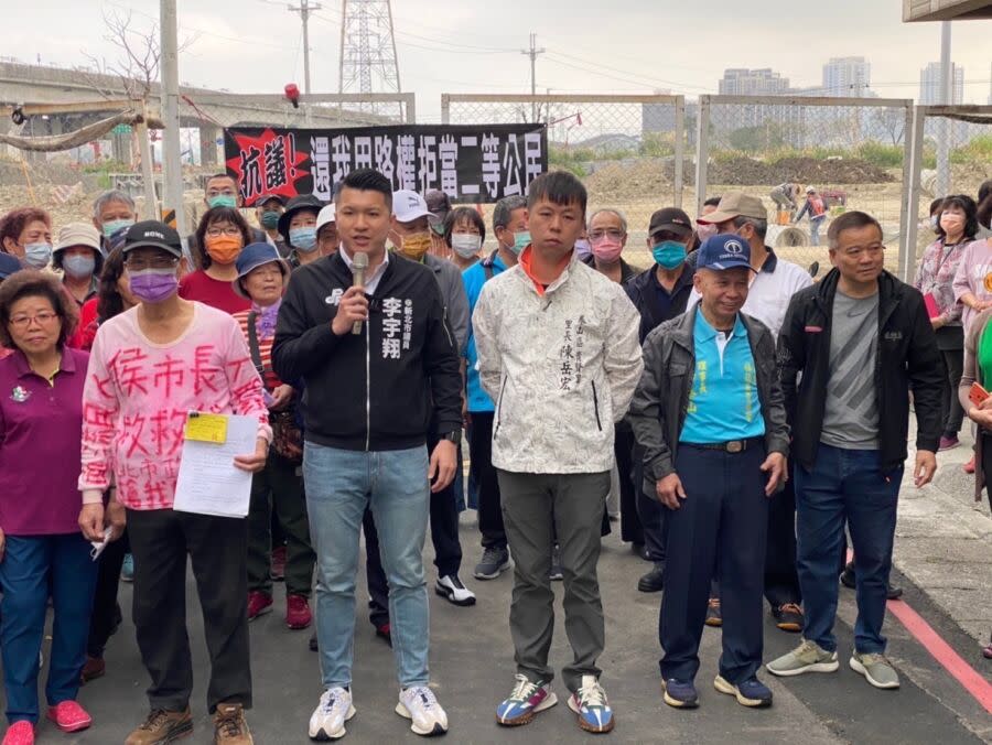 圖／新北市議員李宇翔今（22）日與泰山區貴賢里長陳岳宏率民眾向新北市府喊話，30米「領航路」工程進度不該一再跳票。（新北市議員李宇翔提供）