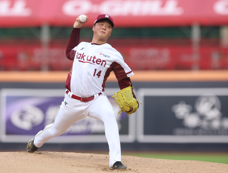 中職天母戰  樂天桃猿鈴木駿輔獲本季首勝 中華職棒4日晚間在天母棒球場上演龍猿戰，主場樂 天桃猿隊先發投手鈴木駿輔主投5局失3分，送出4次 三振、4次四壞球，最終球隊以4比3獲勝，鈴木駿輔 拿下本季首勝。 中央社記者張新偉攝  113年4月4日 