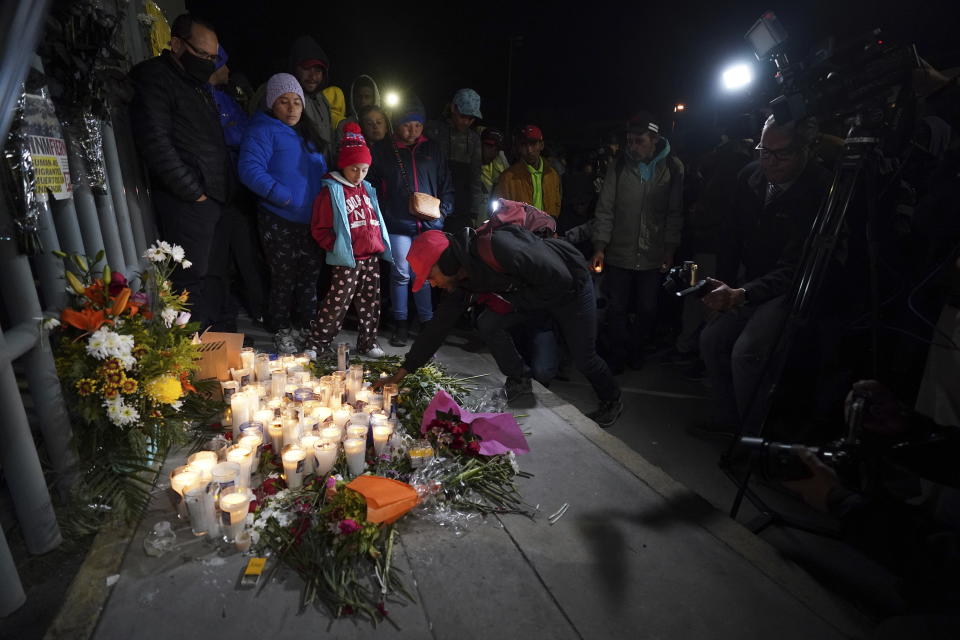 Un migrante enciende una vela en una vigilia por las víctimas de un incendio en un centro de detención de migrantes en el que murieron docenas de personas en Ciudad Juárez, México, el martes 28 de marzo de 2023. De acuerdo con el presidente mexicano, Andrés Manuel López Obrador, fueron los migrantes quienes iniciaron el fuego al quemar los colchones del centro en protesta por temor a ser deportados. (AP Foto/Fernando Llano)