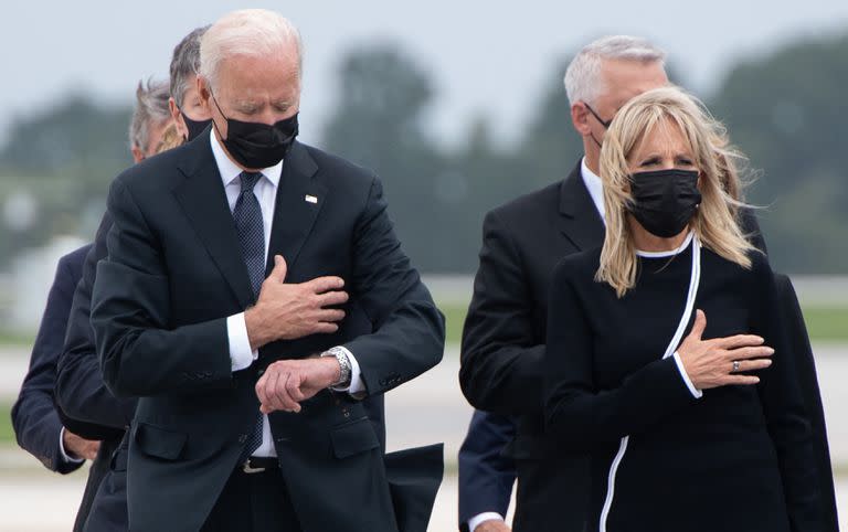 Joe y Jill Biden en la base de Dover