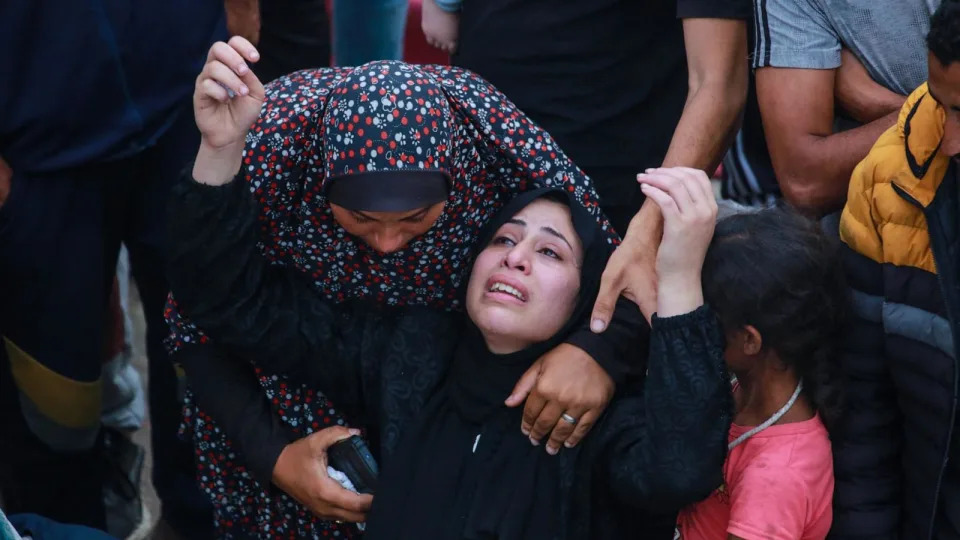 PHOTO: Relatives mourn over the body of a man killed in an Israeli airstrike at a UN school housing displaced Palestinians in Nuseirat, at a hospital ground in Deir el-Balah, June 6, 2024. (Bashar Taleb/AFP via Getty Images)