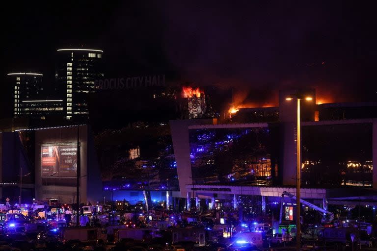 Una vista muestra la sala de conciertos Crocus City Hall en llamas tras el tiroteo en Krasnogorsk, en las afueras de Moscú, el 22 de marzo de 2024. Hombres armados abrieron fuego en una sala de conciertos en un suburbio de Moscú el 22 de marzo de 2024