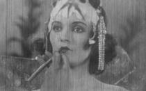 ... Maria (Brigitte Helm) als Maschinenmensch reproduziert wird. Sie soll unter den unterdrückten Arbeitern Angst und Schrecken verbreiten. (Bild: Friedrich-Wilhelm-Murnau-Stiftung / Transit Film)