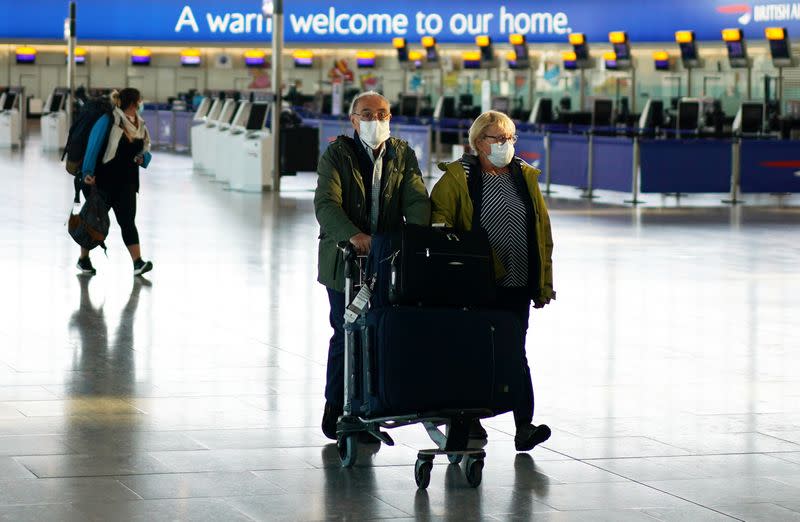 FOTO DE ARCHIVO - Personas con mascarillas el aeropuerto de Heathrow, Londres