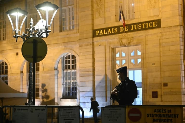 Un policier en faction devant le palais de justice de Vesoul le 17 novembre 2020 - SEBASTIEN BOZON © 2019 AFP