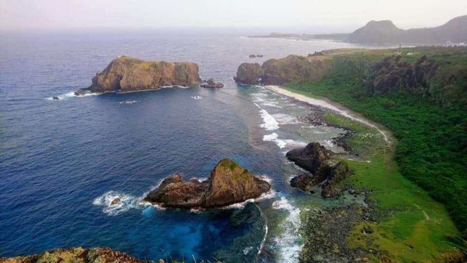 綠島哈巴狗睡美人奇石。（中華旅行社提供）