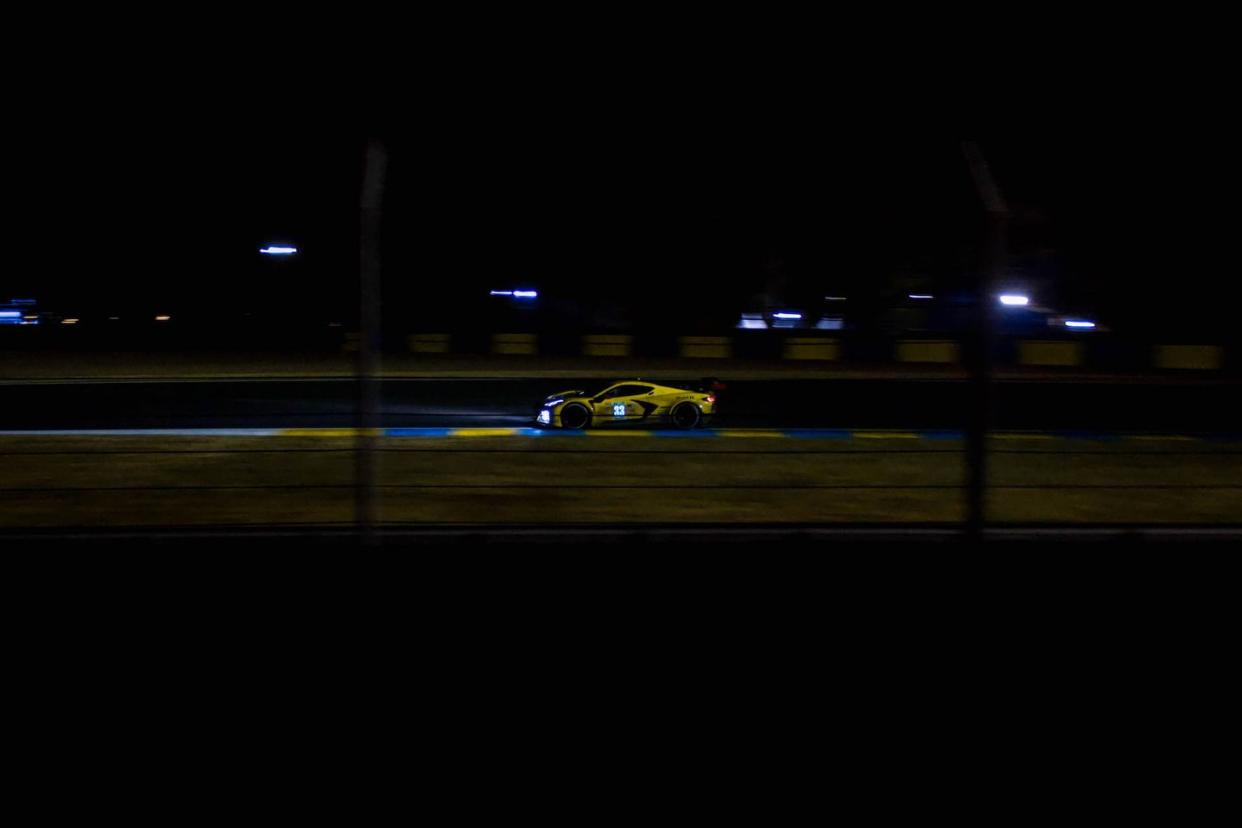 24 hours of le mans racing at night