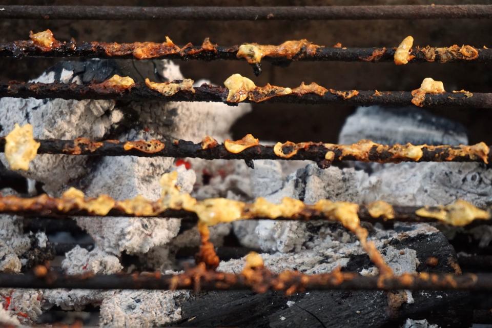 Ebenso wie beim Putzen des Bads gilt auch beim Reinigen des Grills: Je früher Sie sich darum kümmern, umso weniger Arbeit macht es Ihnen. Wenn Sie zu lange mit der Reinigung des Grillrostes warten, bekommen Sie die hartnäckigen Essensreste womöglich gar nicht mehr ab. (Bild: iStock / Tanantornanutra)