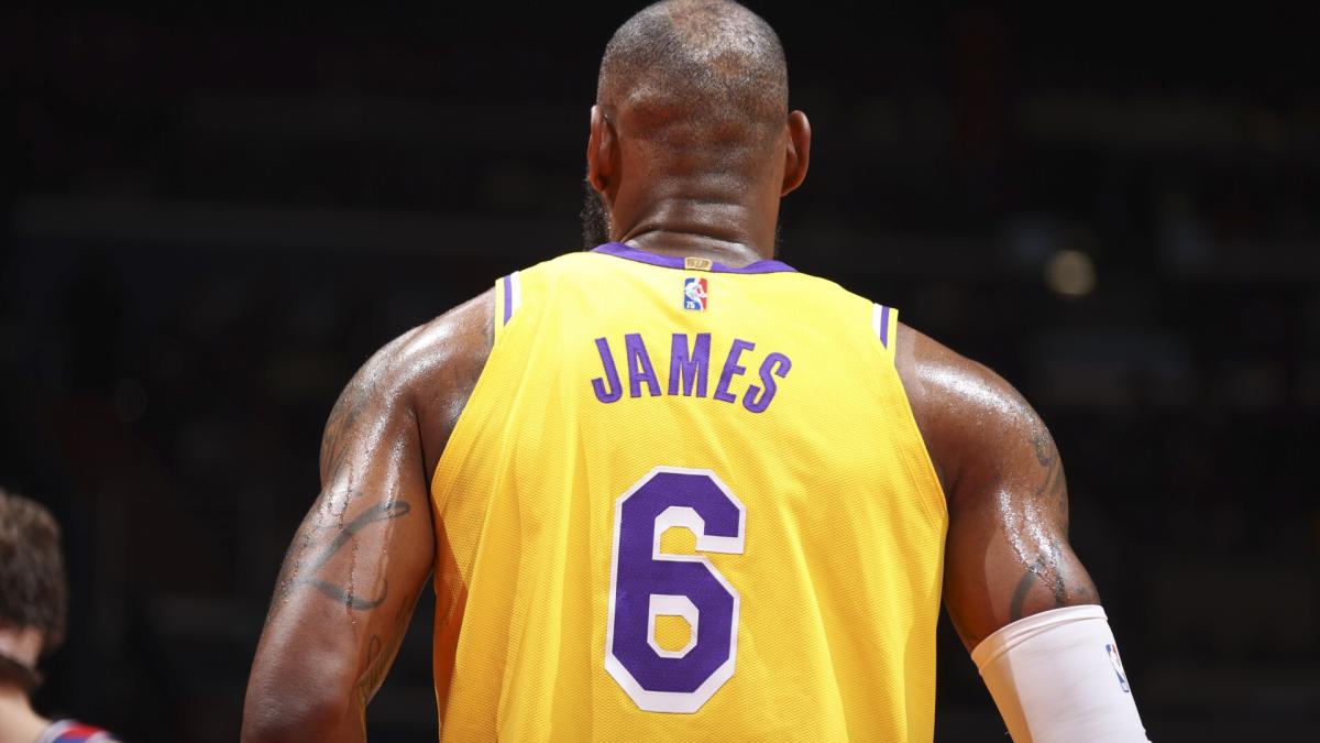 LeBron James will reportedly switch back to No. 6 next season