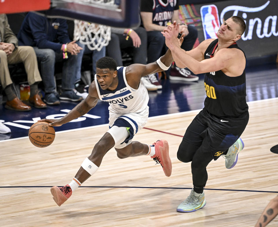 明尼蘇達灰狼Anthony Edwards(圖左)、丹佛金塊Nikola Jokic。(Photo by AAron Ontiveroz/The Denver Post)