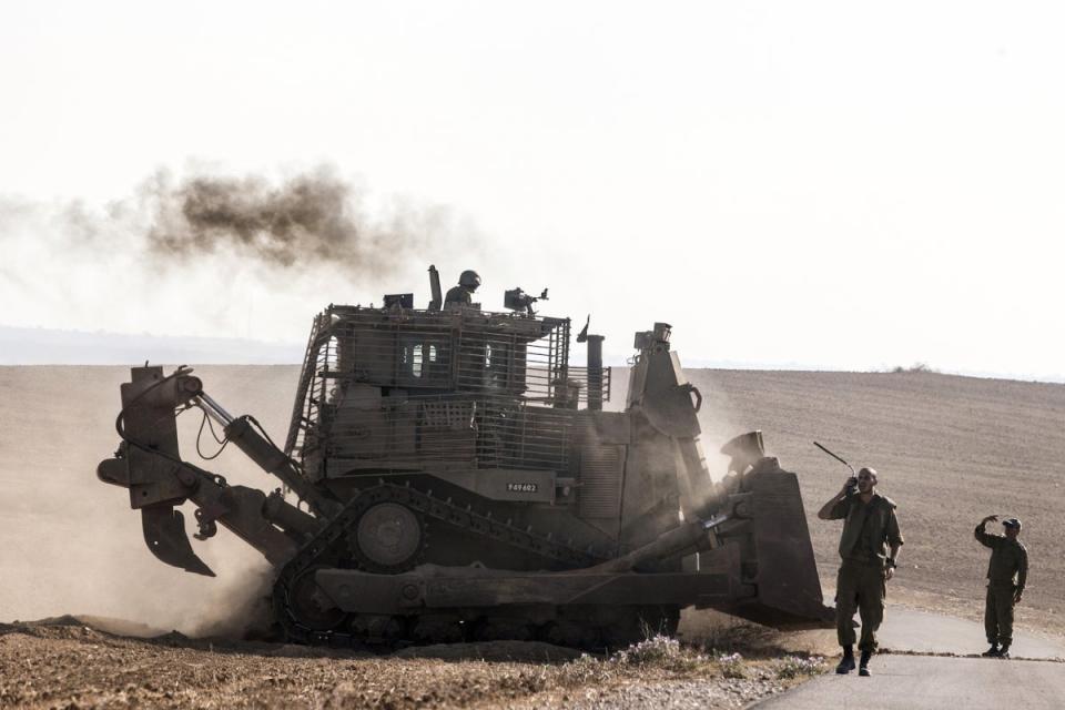 Ein israelischer Bulldozer D9 rollt entlang der südlichen israelischen Grenze zum Gazastreifen (AFP via Getty Images)