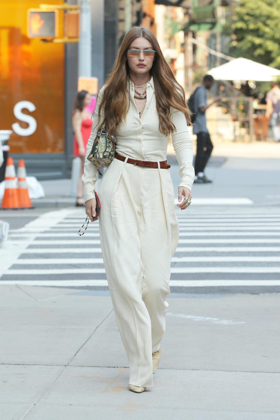 sang Vedholdende Skjult Gigi Hadid Has Boho '70s Vibes in Wide-Leg Pants & Beaded Necklaces With  Sculpted Heels