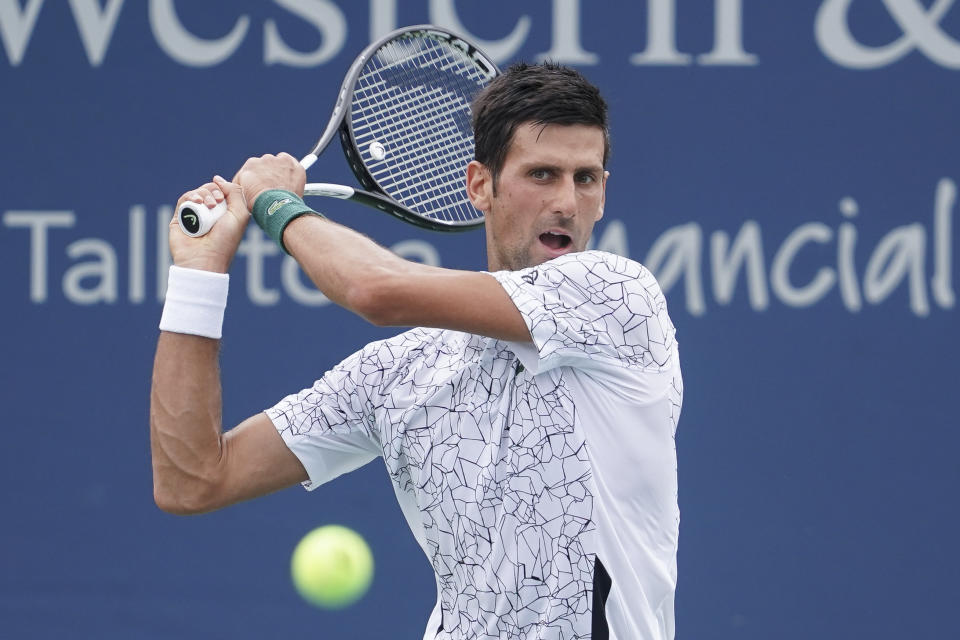 El serbio Novak Djokovic devuelve frente al francés Adrian Mannarino durante la segunda ronda del torneo de Cincinnati por la serie Masters 1000, el miércoles 15 de agosto de 2018 en Mason, Ohio. (AP Foto/John Minchillo)