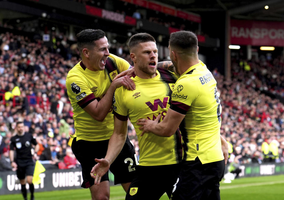 Johann Gudmundsson del Burnley celebra con sus compañeros tras anotar el cuarto gol de su equipo en el triunfo ante el Sheffield United en la Liga Premier el sábado 20 de abril del 2024. (Martin Rickett/PA via AP)