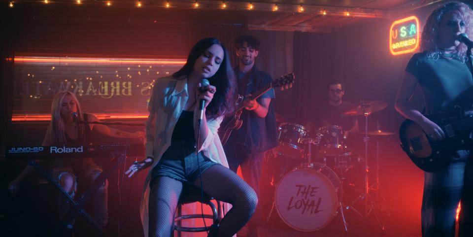 Cassie (Sofia Carson) is a struggling musician and Type 1 diabetic who has problems affording insulin in "Purple Hearts."