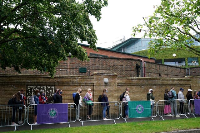 Fans que to enter the All England Club