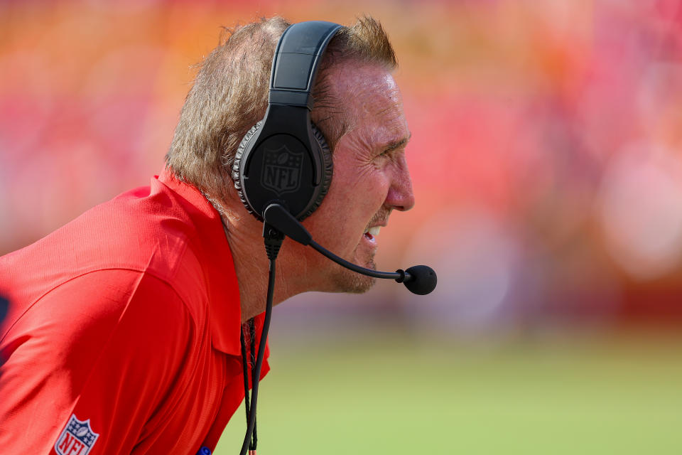 Koordinator pertahanan Chiefs Steve Spagnuolo meminta time out dan permintaan itu dikabulkan. (Foto oleh David Eulitt/Getty Images)