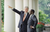 <p>President Bill Clinton gestures while talking to Mugabe in the colonnades of the White House in 1995, after an Oval Office meeting. (Photo: Greg Gibson/AP) </p>