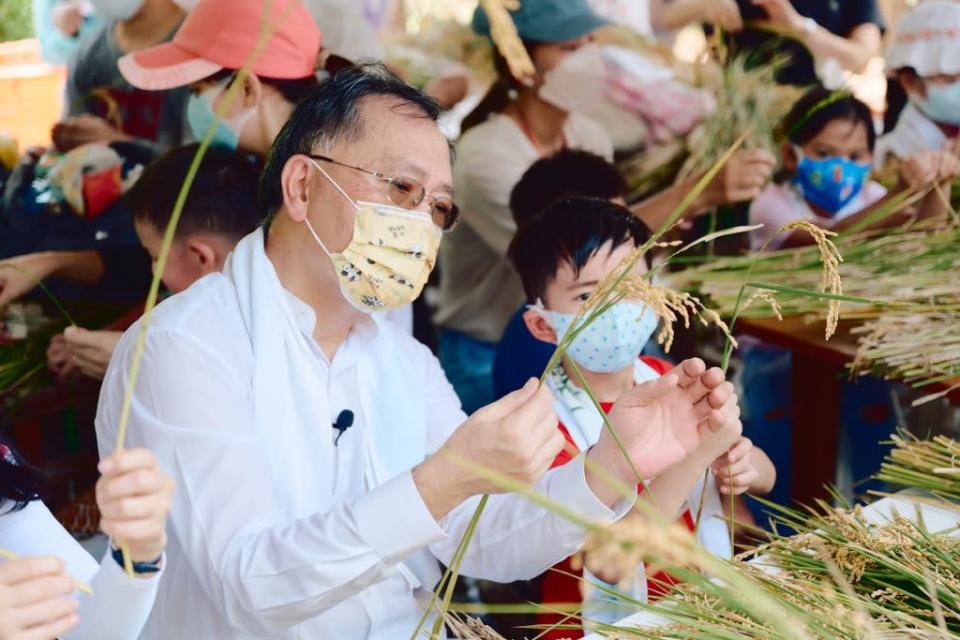 台北市副市長蔡炳坤和小朋友一起手作黃金稻穗體驗。（北市觀傳局提供）