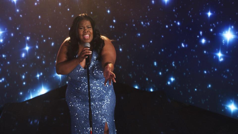 Amber Riley plays a singer who gets a second chance in "Christmas Déjà Vu."