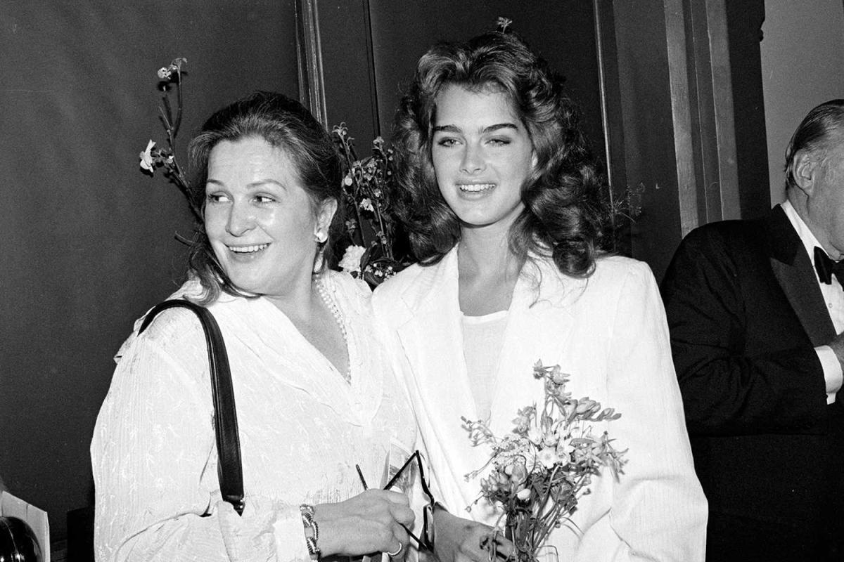 Brooke Shields Says Her Mom Didn T Date Because She Was In Love With