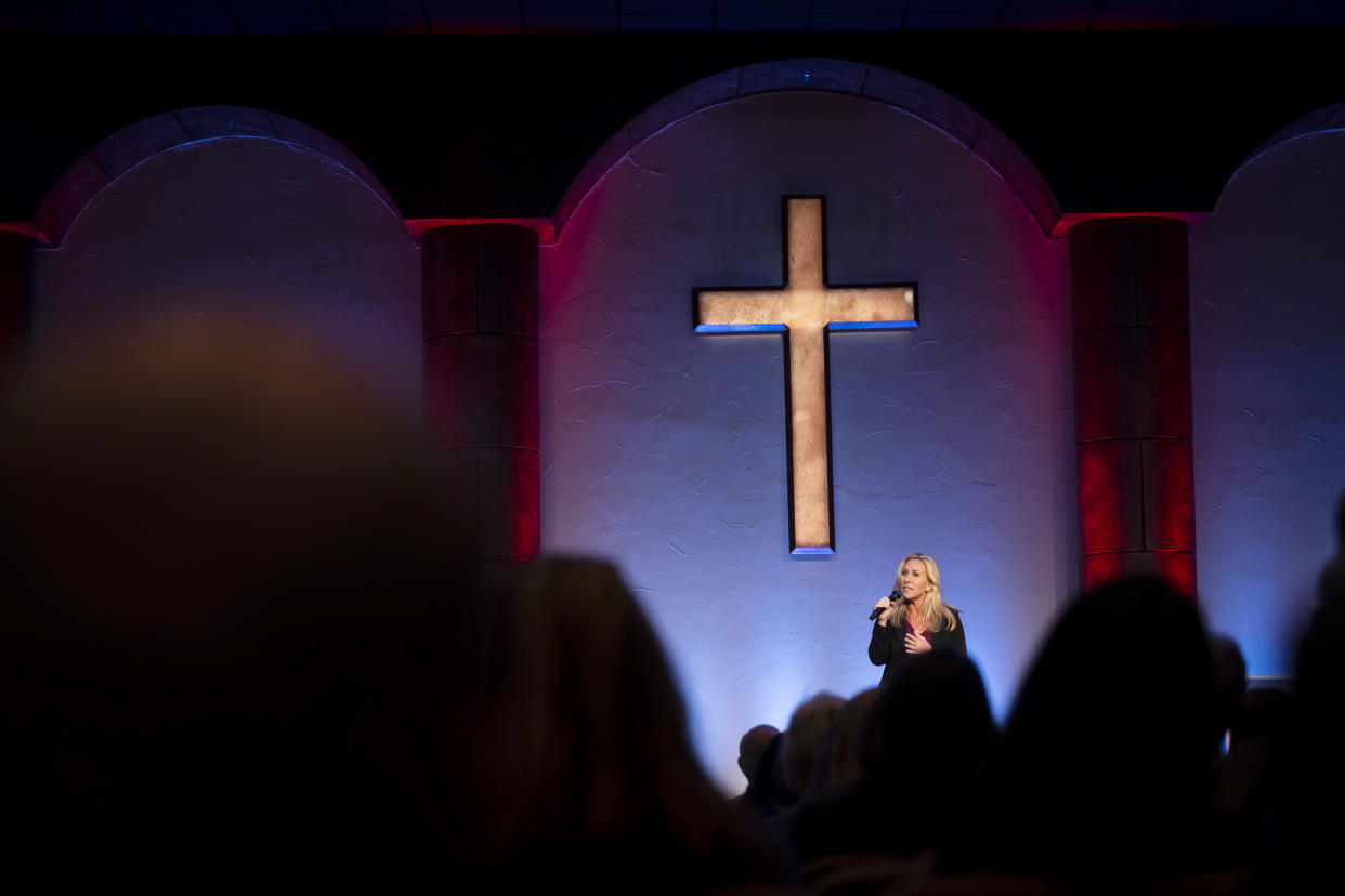 La representante Marjorie Taylor Greene (republicana de Georgia), quien suele decir vulgaridades en las audiencias y en el pleno de la Cámara de Representantes en Washington, habla durante un mitin político de America First en la iglesia Grace Woodlands en The Woodlands, Texas, el 19 de febrero de 2024. (Annie Mulligan/The New York Times)

