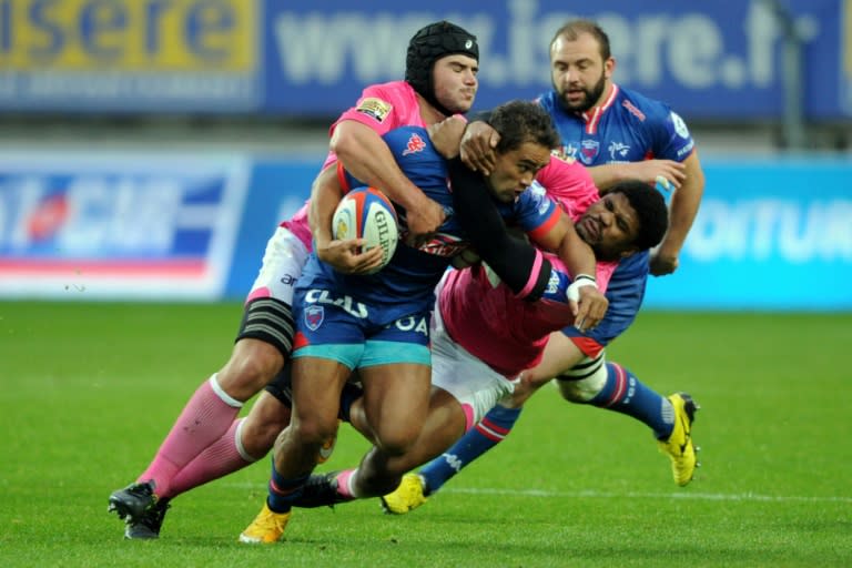 Grenoble's New Zealand centre Nigel Hunt (2nd L) vies for the ball with Stade Francais' players during the French Top 14 rugby union match between Grenoble and Stade-Français on November 29, 2015 at the Alpes stadium in Grenoble, Southeastern France