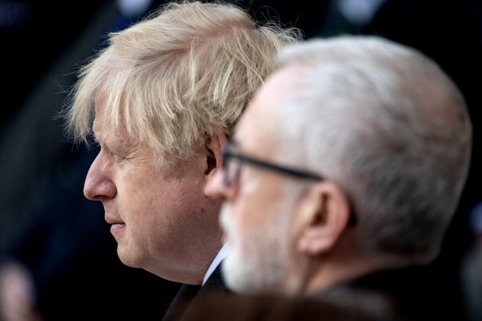 Boris Johnson y Jeremy Corbyn en la vigilia en Guildhall Yard, Londres. (Getty)