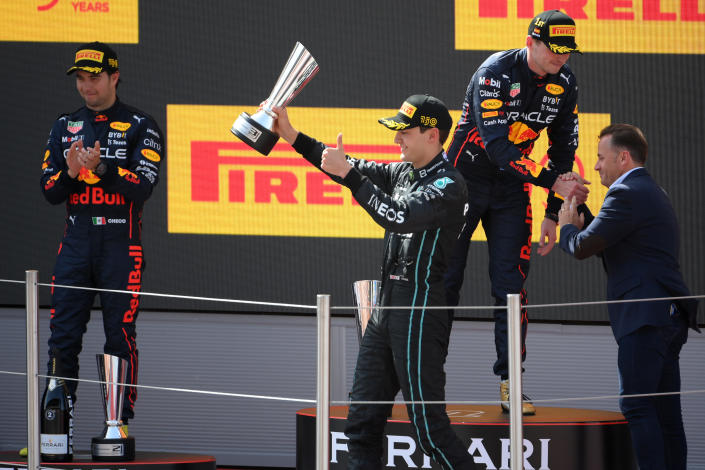 Checo Pérez junto a George Russell y Max Verstappen. (AFP)