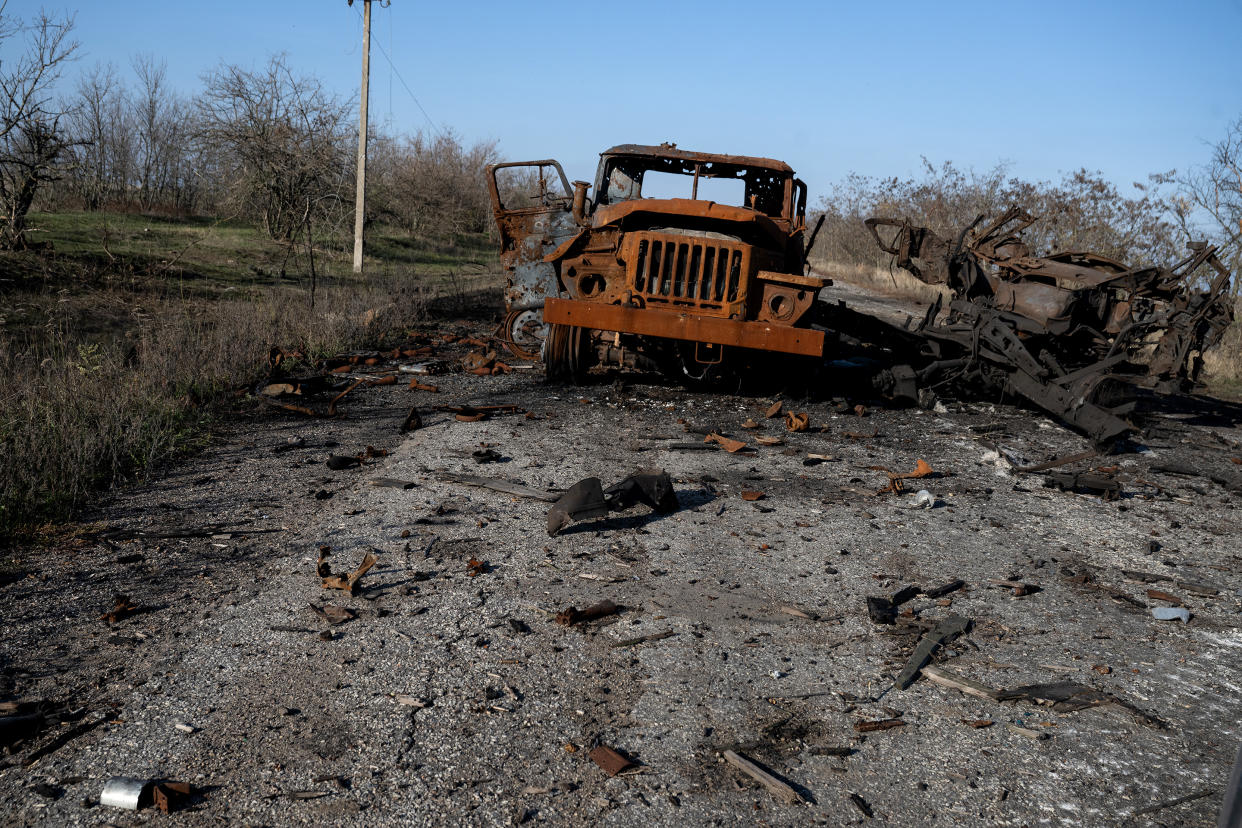 Vehículos militares destruidos en la entrada del pueblo de Snigurovka, el día posterior a que Rusia anunciara de manera formal la retirada de pueblos ubicados a lo largo del frente en Jersón, al sur de Ucrania, el jueves 10 de noviembre de 2022. (Lynsey Addario/The New York Times).