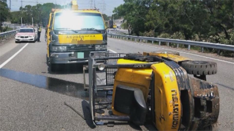 嚇！國道大貨車爆胎撞護欄　130片防眩板如骨牌全倒