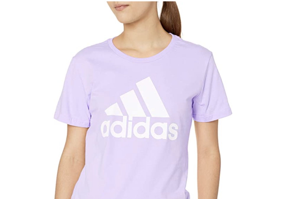 Adidas Must Haves - Playera Deportiva para Mujer. Foto: amazon.com.mx