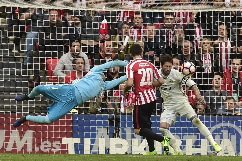 El portero de Real Madrid, Keylor Navas, izquierda, y el zaguero Sergio Ramos, derecha, no logran tapar un remate de gol del Athletic de Bilbao en un partido por la liga española el sábado, 18 de marzo de 2017, en Bilbao, España. (AP Photo/Alvaro Barrientos)