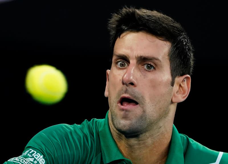 Novak Djokovic de Serbia en acción durante su partido contra Dominic Thiem de Austria en el Abierto de Australia en Melbourne